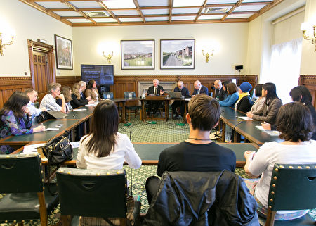  7月4日下午在英国国会大厦内，丹尼尔．赛克纳议员（Daniel Zeichner MP）主持中共强摘法轮功学员器官为主题的研讨会。（罗元／大纪元）